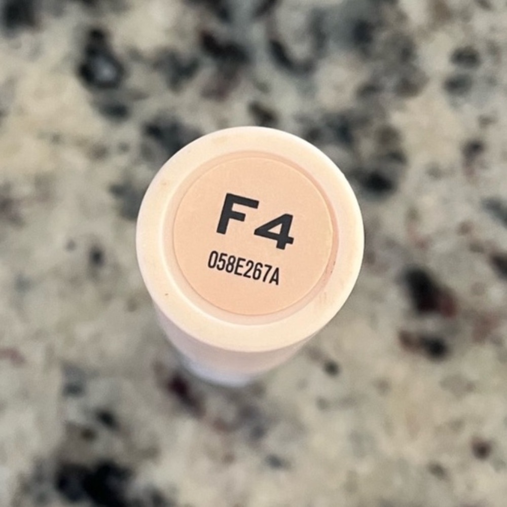 F4 - Fast Base Stick Foundation, Makeup Revolution - Picture 2 of 9